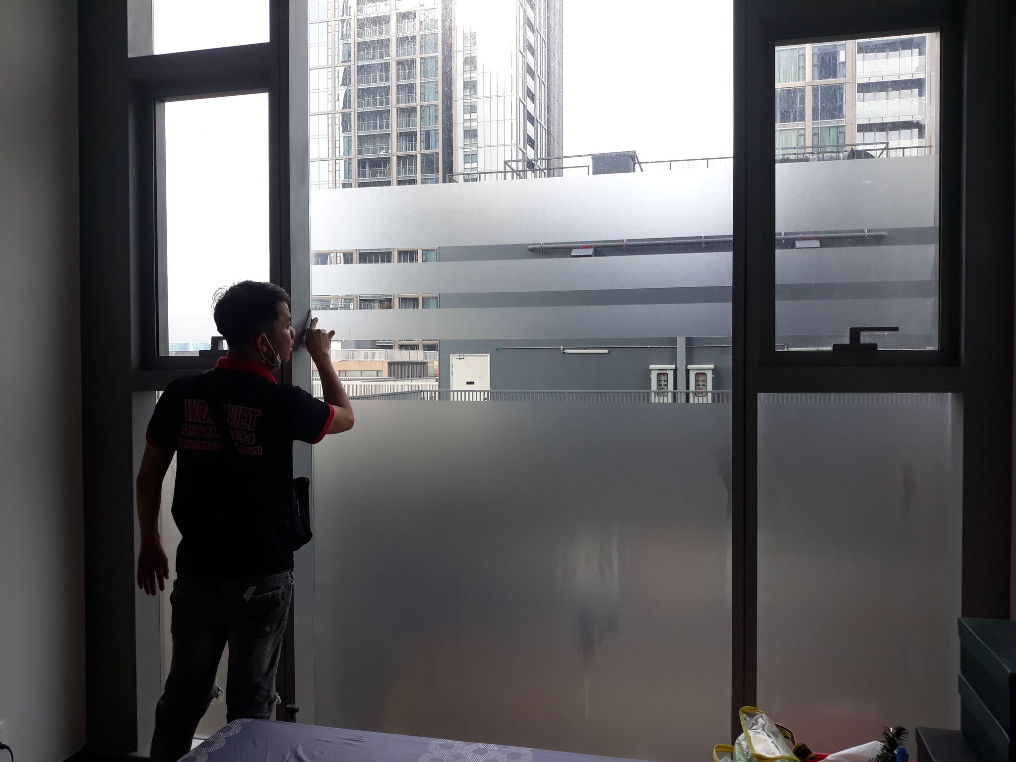 wrapviet thi công decal kính mờ và tạo mẫu logo cty vv- wv45