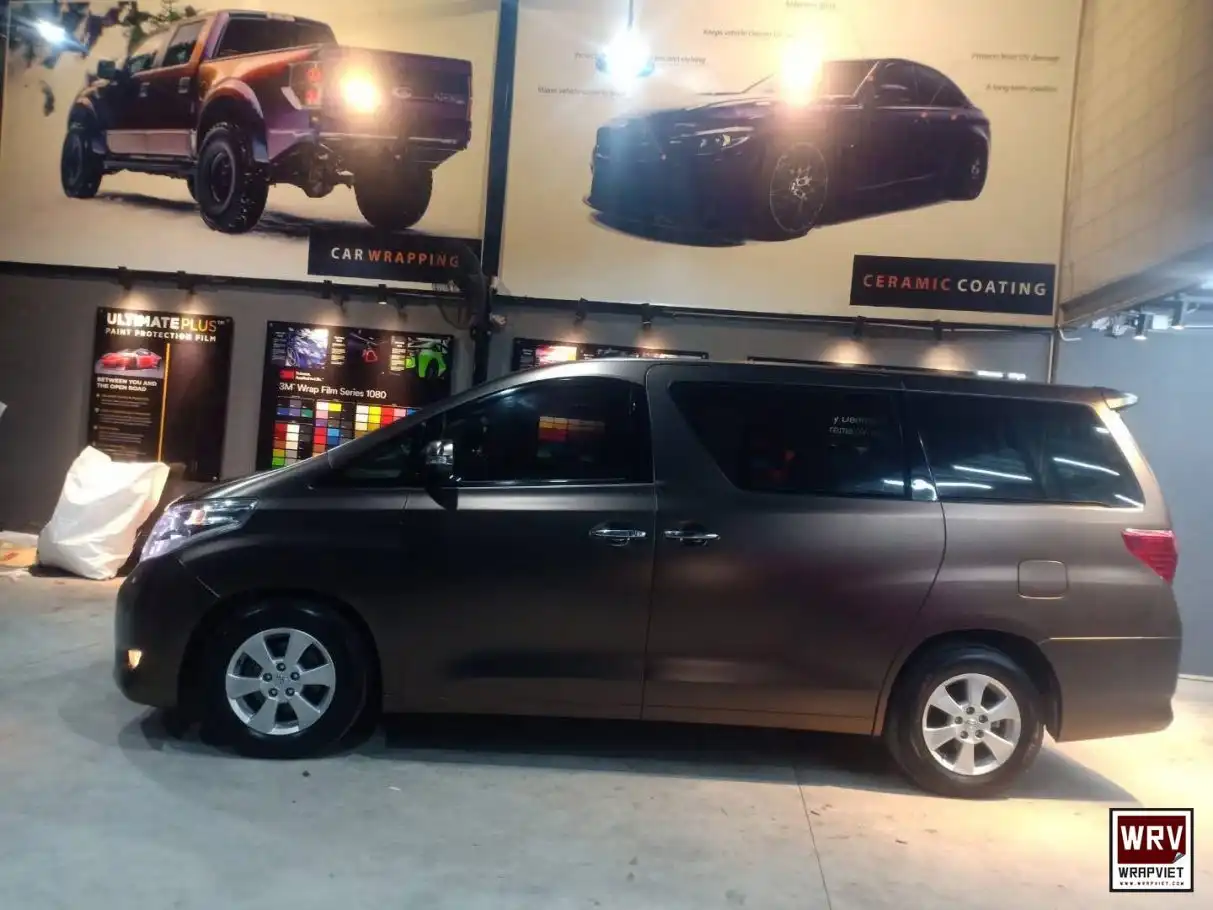 Toyota-alphard-g-wrap-film-xam-chuot-chuyen-sac-2-1213x910-1