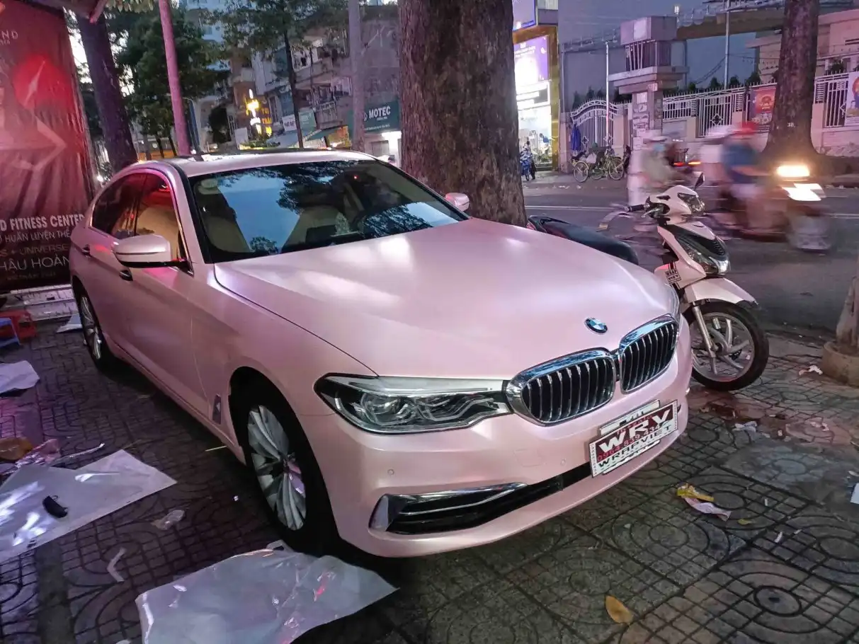 bmw-5-series-pearl-metal-sakura-pink-2-scaled-1213x910-1