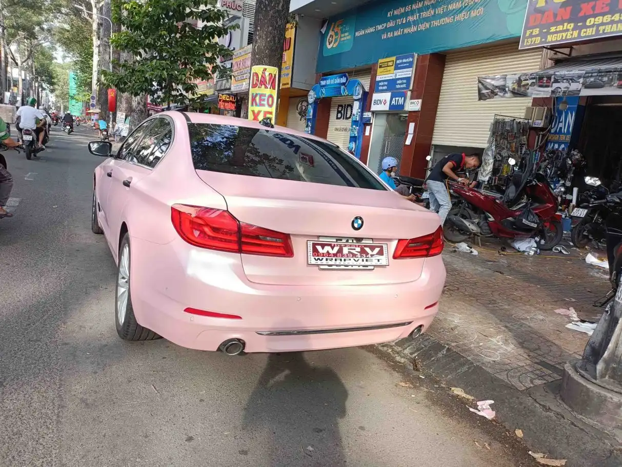 bmw-5-series-pearl-metal-sakura-pink-3-scaled-1213x910-1