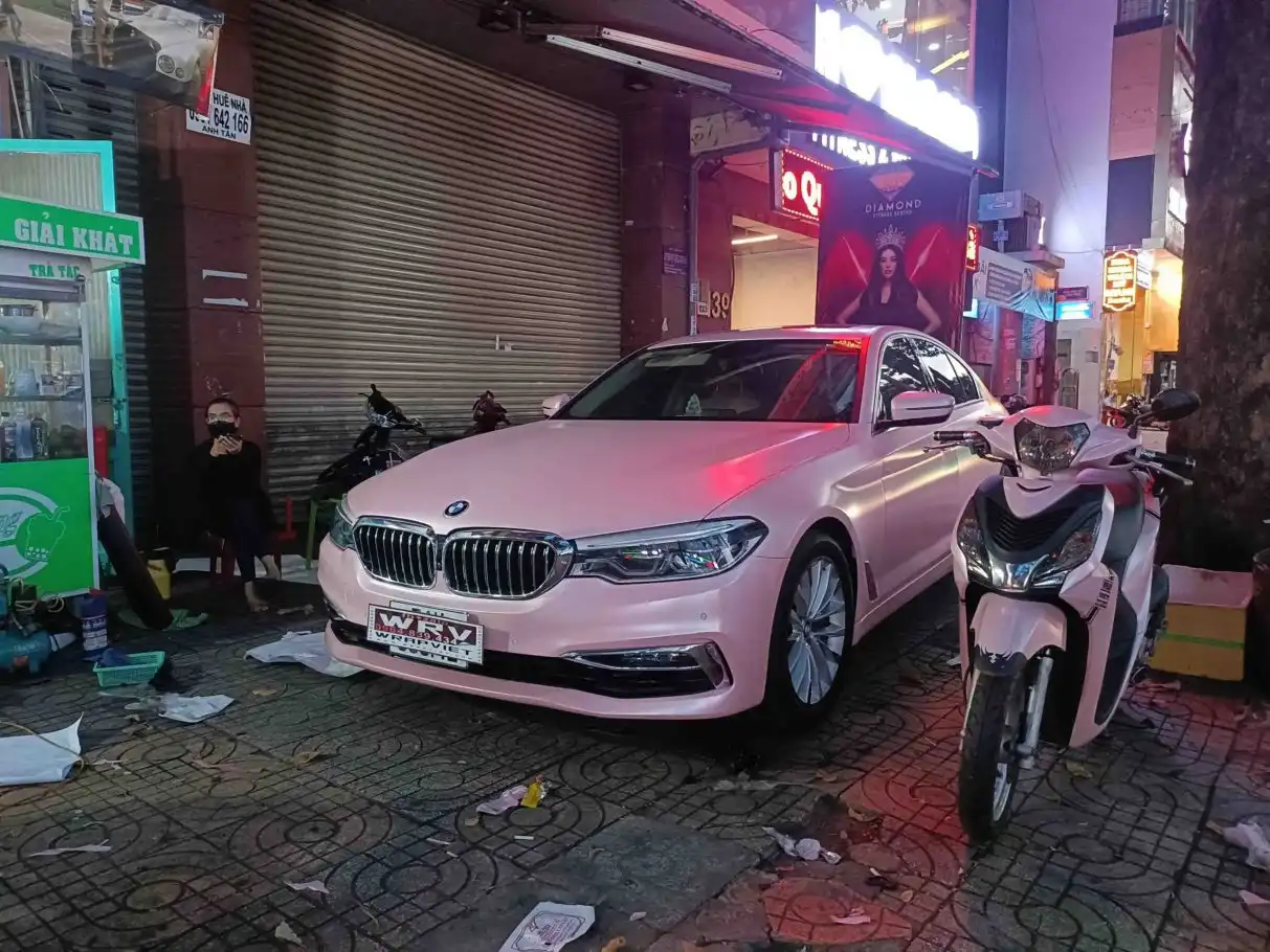 bmw-5-series-pearl-metal-sakura-pink-4-scaled-1213x910-1