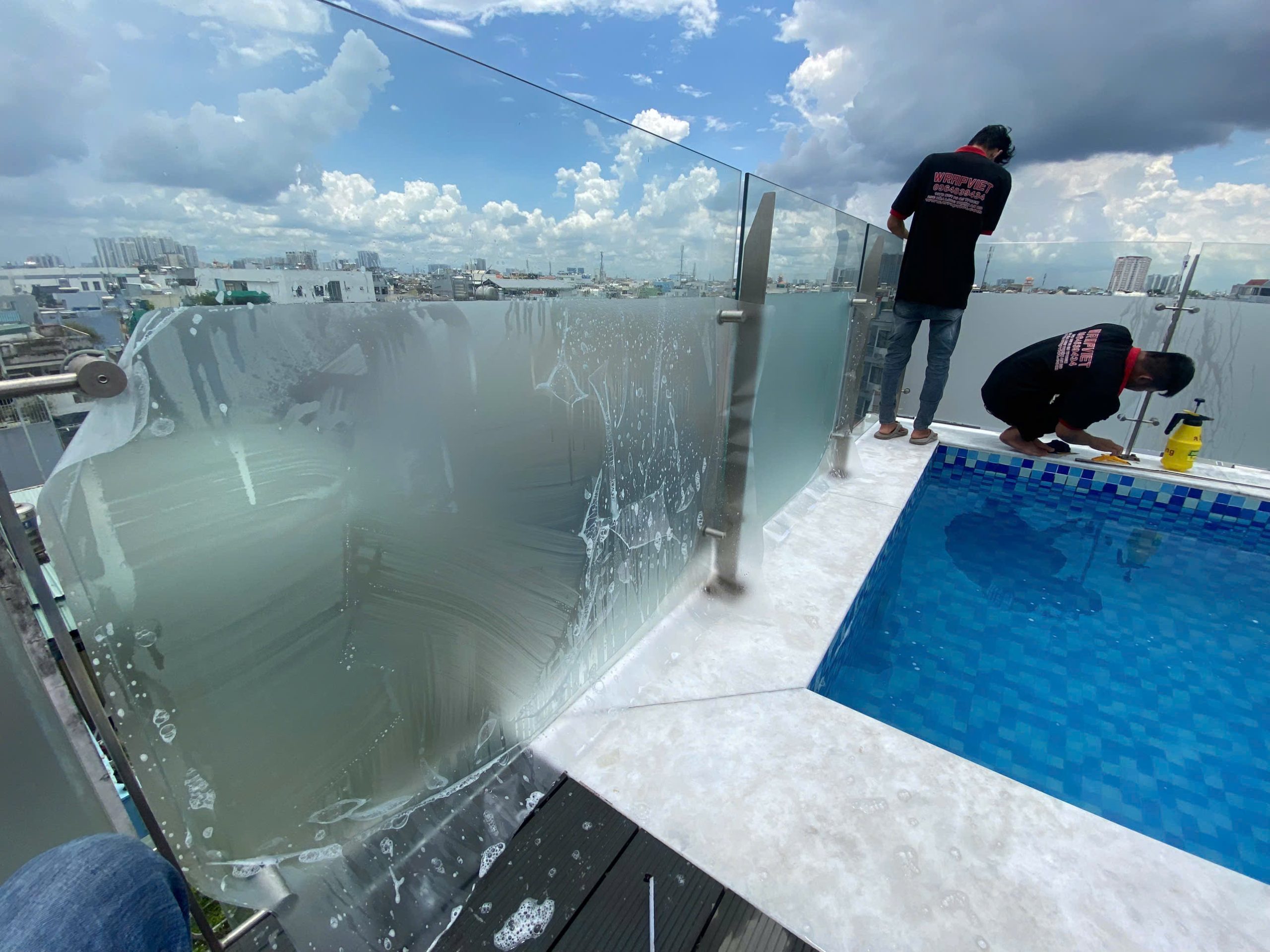 Dán full film kính mờ mịn và thiết kế logo cty tại wrapviet -wv24