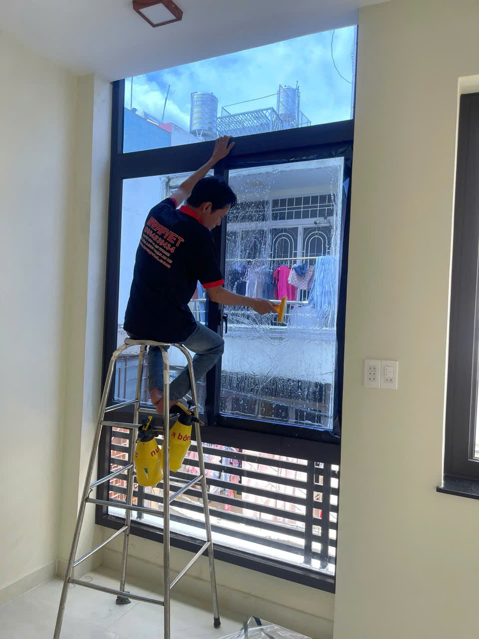 dán kính cách nhiệt chống nóng chống nhìn từ phía ngoài mang lại cảm giác mát mẻ cho căn nhà của bạn-wv74
