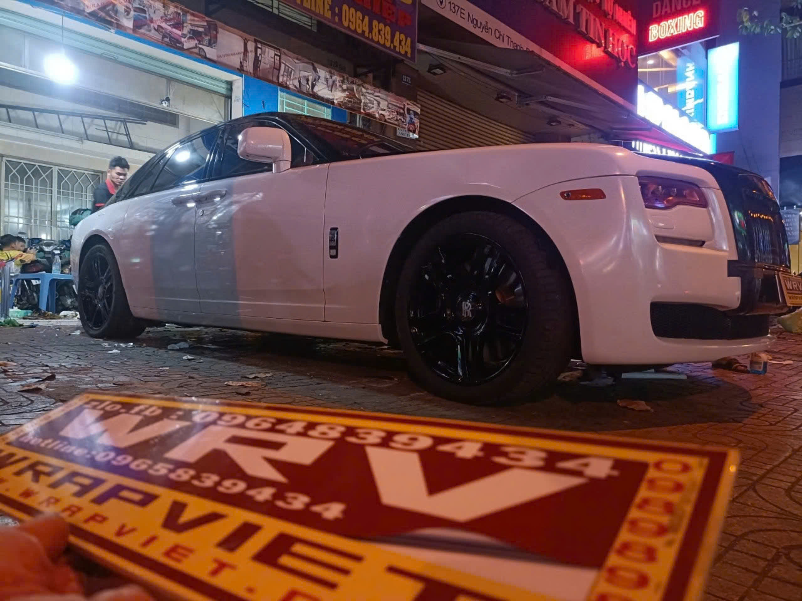 Rolls-Royce Ghost wrap maybach thân dưới trắng nhũ ánh kim chuyển - wv63