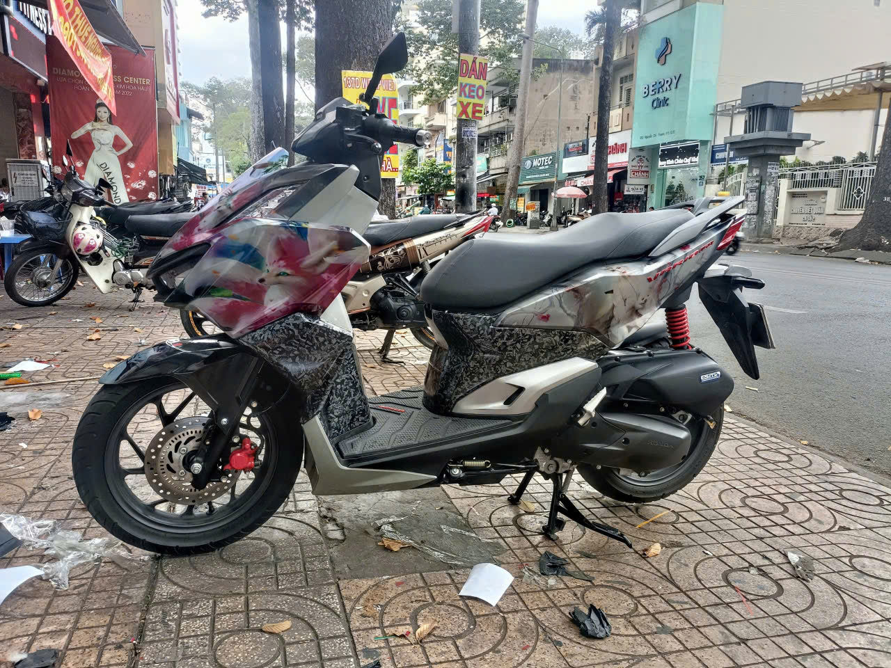 Vario dán full màu bằng hình ảnh 3d của chị chủ xe rể thương wrapviet nhận thiết kế thi công theo yêu cầu - wv 111