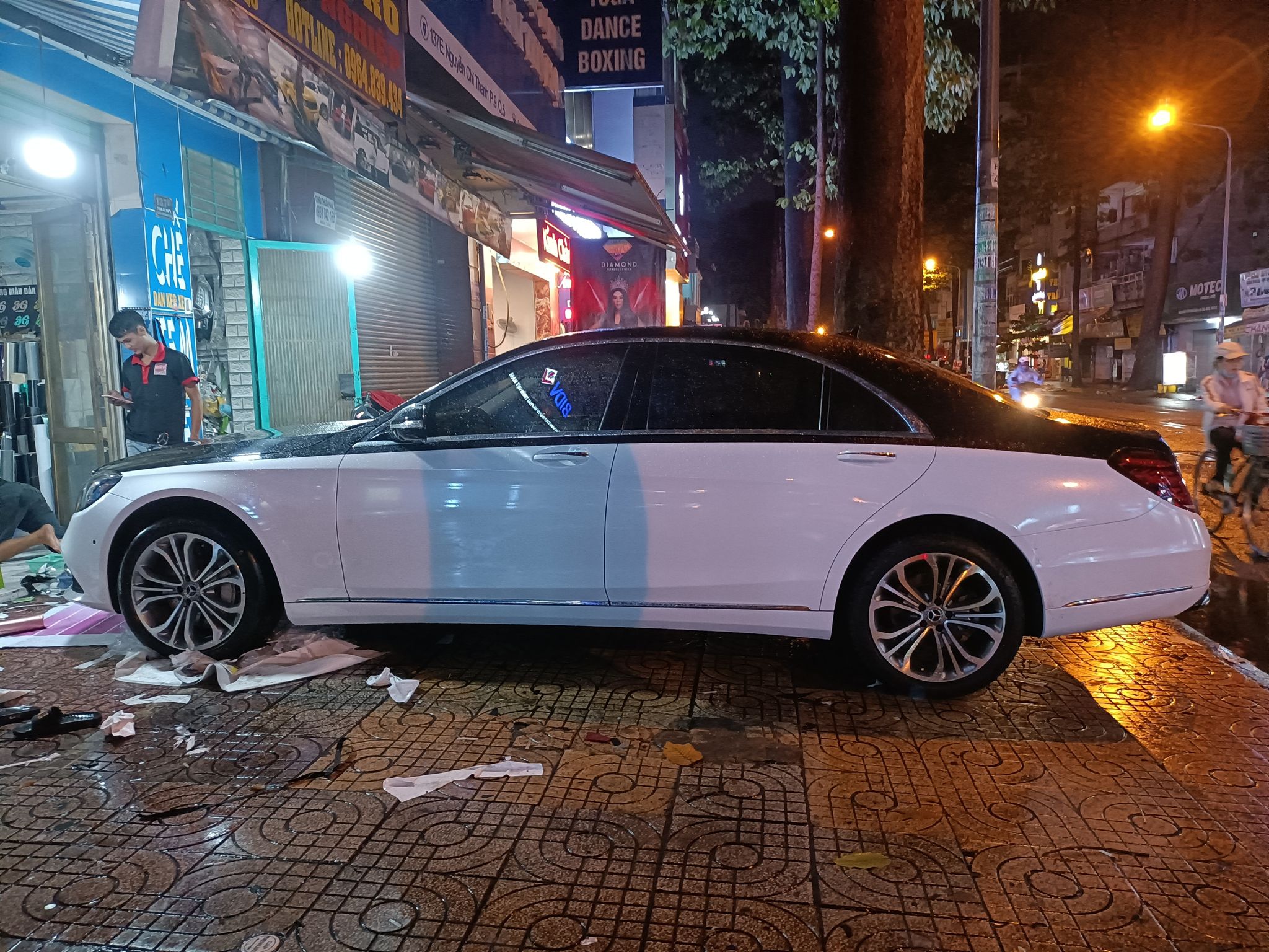 Mercedes s450 wrap maybach kiểu trắng ánh kim trên đen để nguyên - wv125