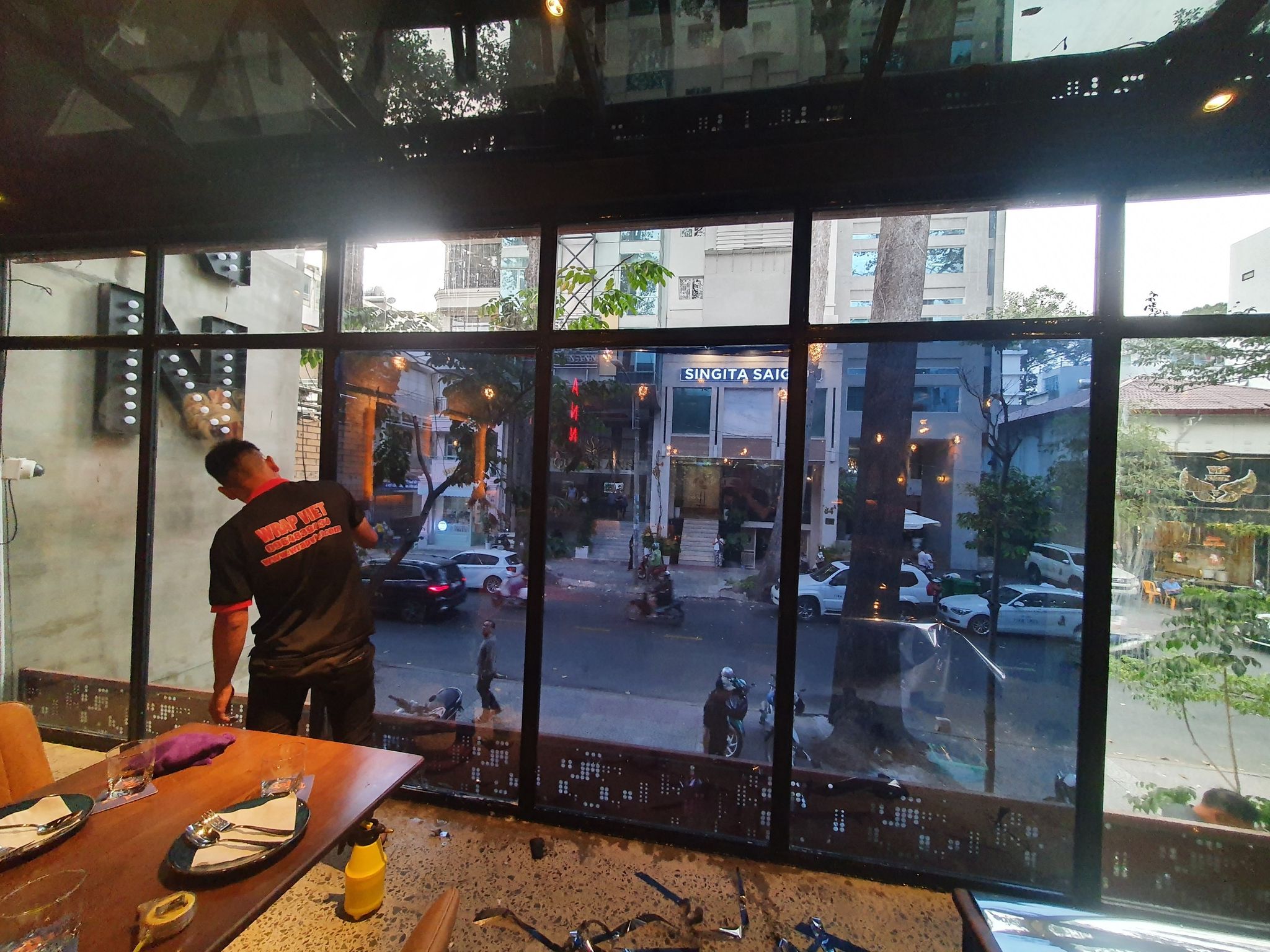 Thi công Dán kính thủy tăng độ mát chống chói chống nắng tăng độ mát riêng tư bên trong wrapviet nhận thi công trên mọi miền tổ quốc-wv220