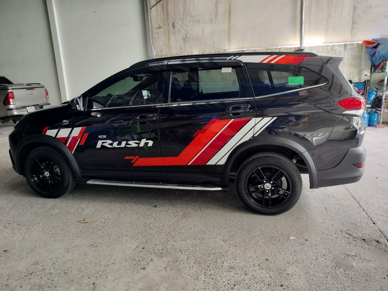 Toyota Rush lên tem theo yêu cầu hợp phong thuỷ-wv226