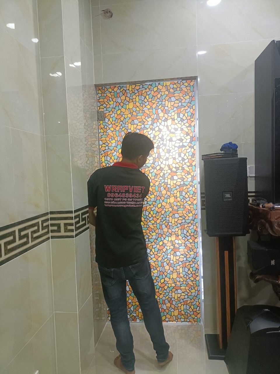 Dán kính hoa văn tăng độ mát chống nhìn riêng tư và tất nhiên không thiếu phần sang trong cho ngôi nhà bạn - wv143