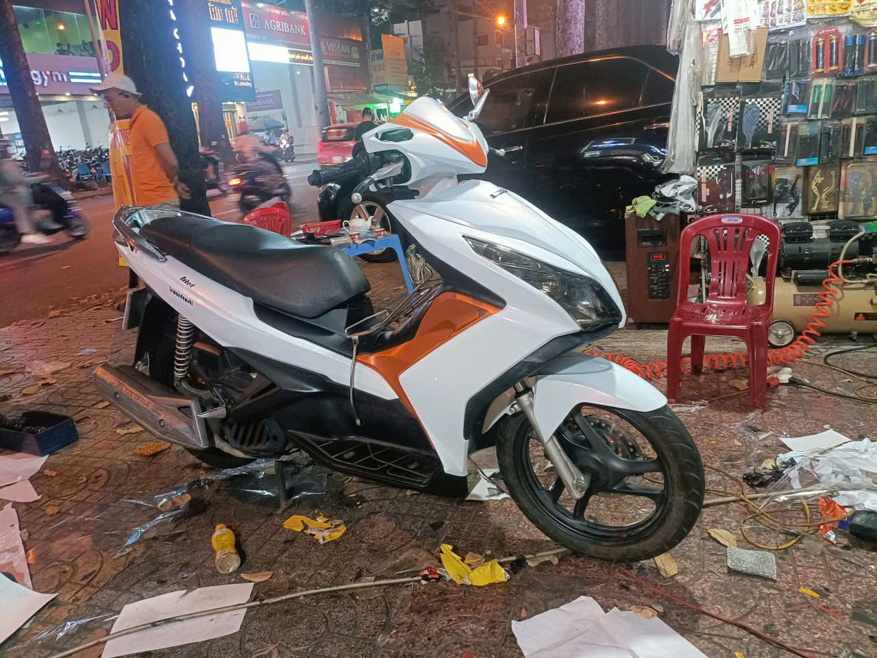 Air Blade dán full trắng nhũ mờ phối cam-wv188