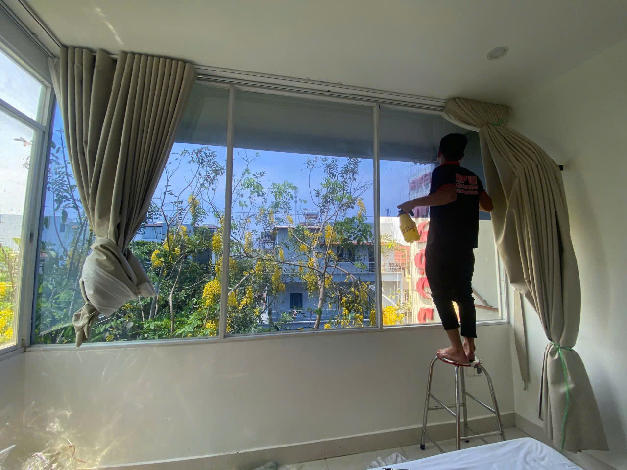 Thi công Dán kính thủy tăng độ mát chống chói chống nắng tăng độ mát riêng tư bên trong wrapviet nhận thi công trên mọi miền tổ quốc-wv229