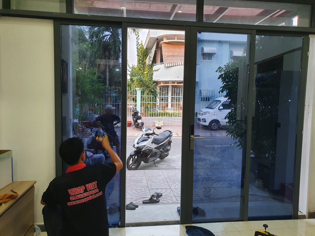 Thi công Dán kính thủy tăng độ mát chống chói chống nắng tăng độ mát riêng tư bên trong wrapviet nhận thi công trên mọi miền tổ quốc-wv245