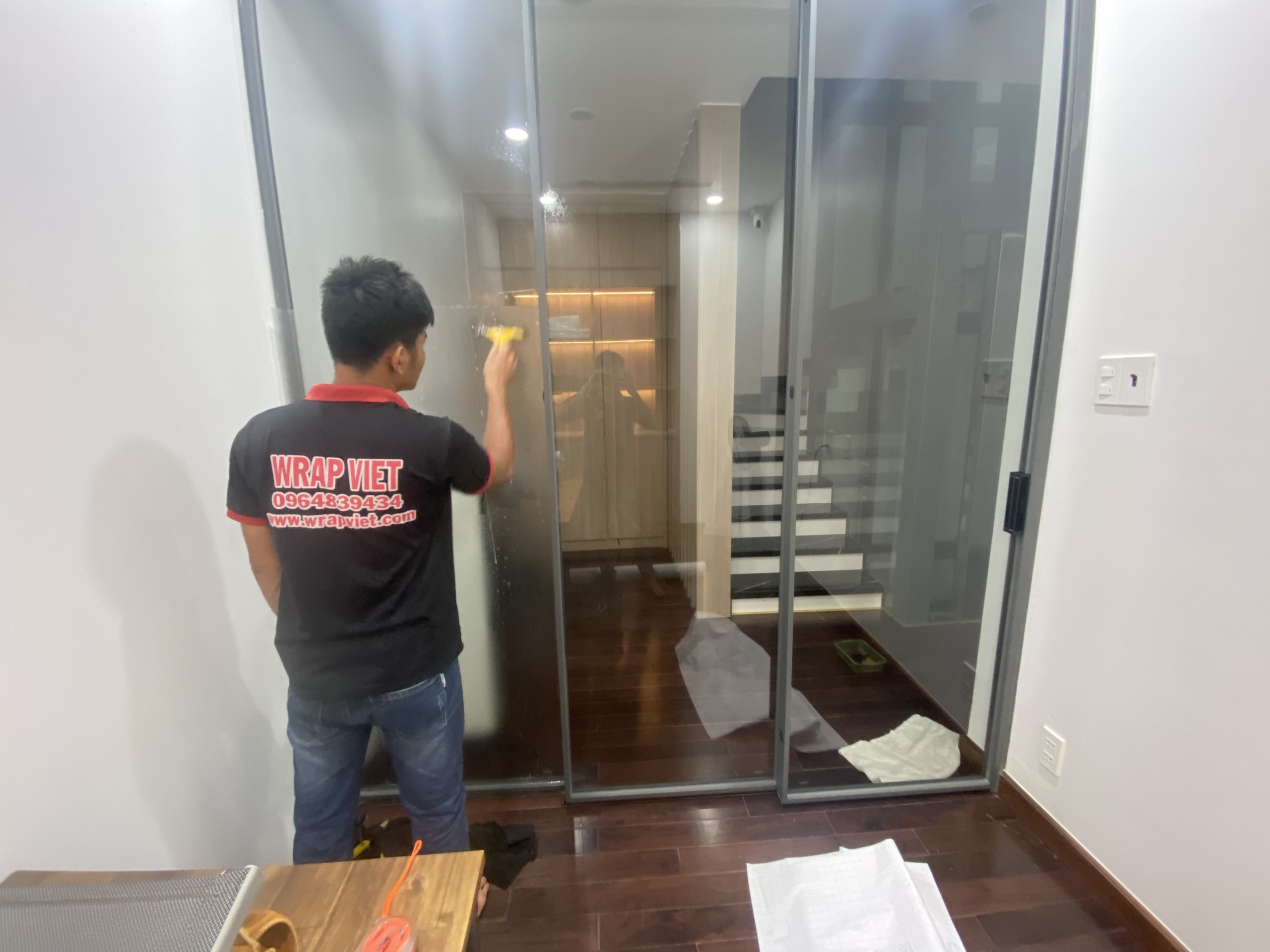 Thi công Dán kính theo yêu cầu tăng độ mát chống chói chống nắng tăng độ mát riêng tư bên trong wrapviet nhận thi công trên mọi miền tổ quốc-wv251