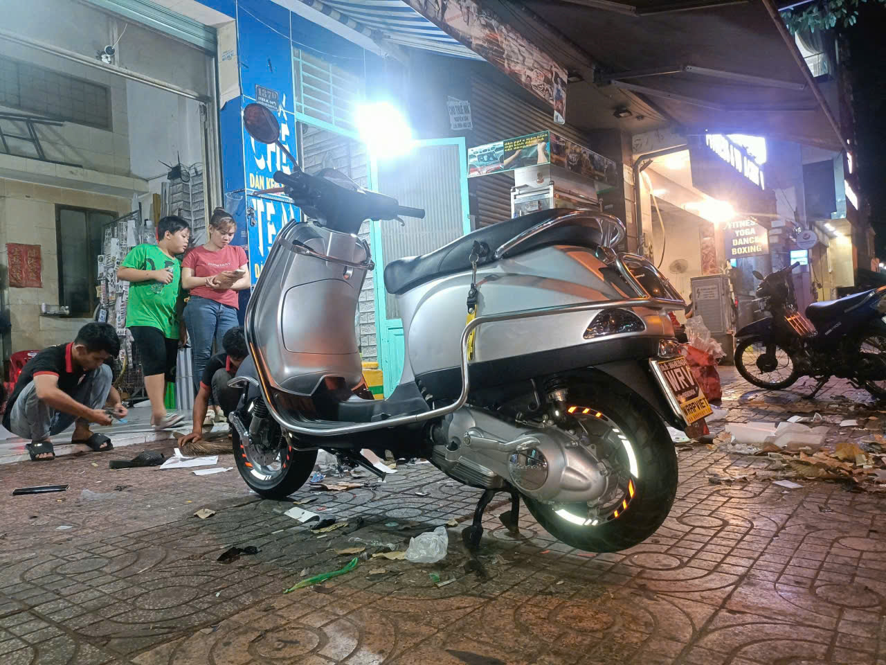Vespa wrap bạc mờ phối đen mờ tạo ra phong cách độc đẹp cho xế yêu-wv255