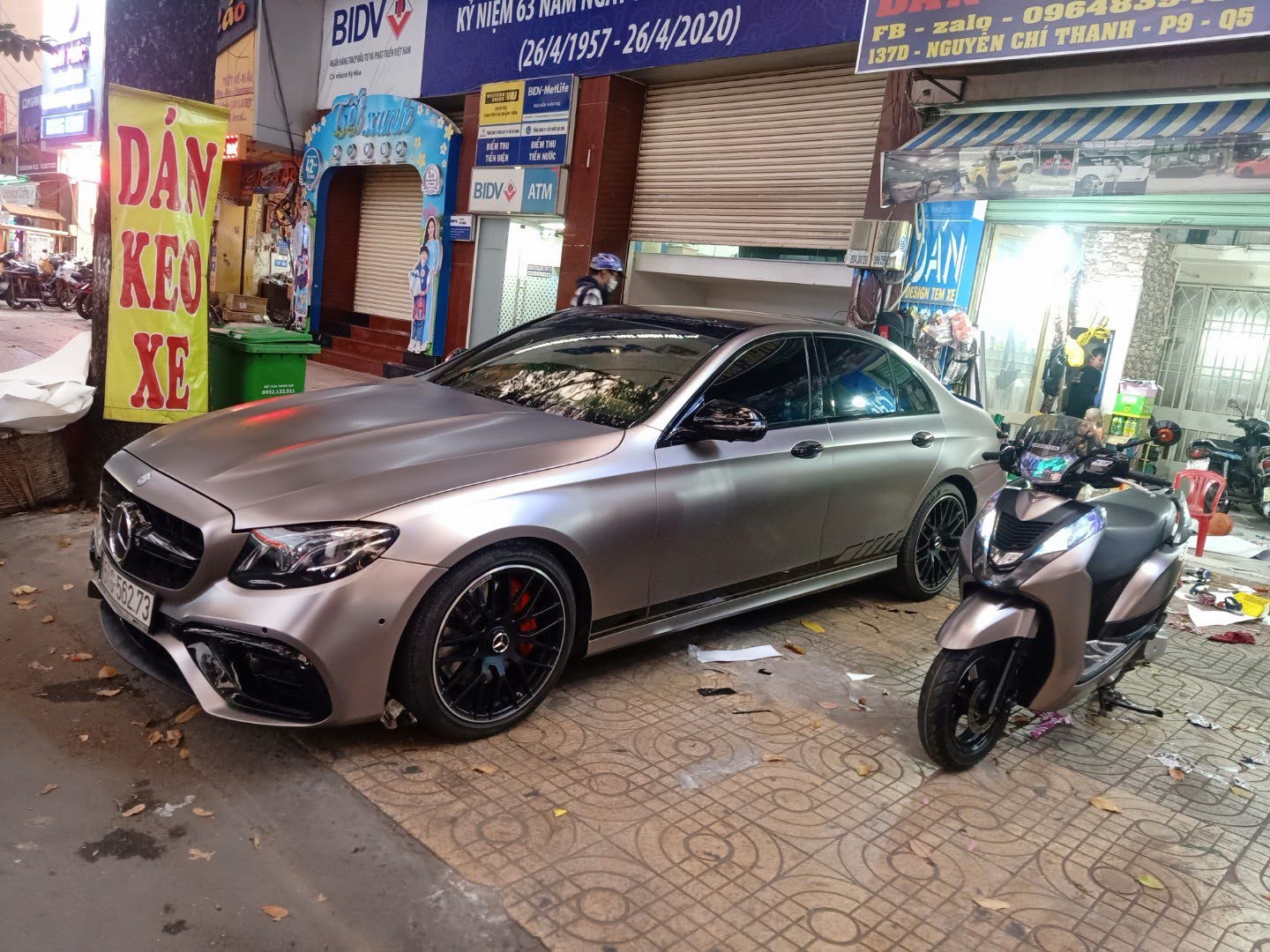Mercedes E63S wrap full xám nhũ ánh kim và lên tem cắt cao cấp-wv262