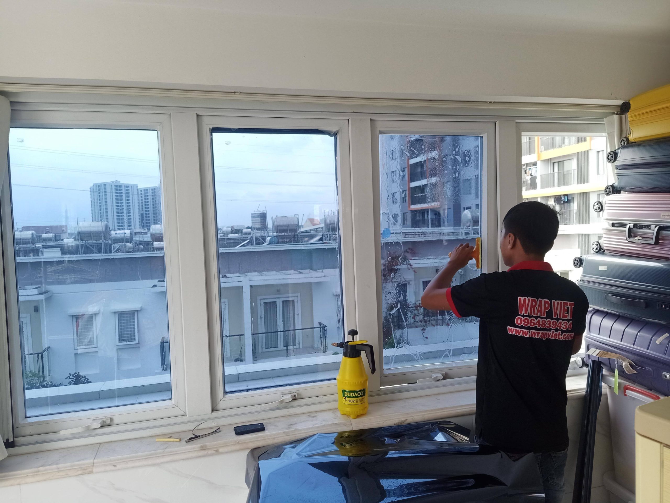 Thi công Dán kính thủy tăng độ mát chống chói chống nắng tăng độ mát riêng tư bên trong wrapviet nhận thi công trên mọi miền tổ quốc-wv259