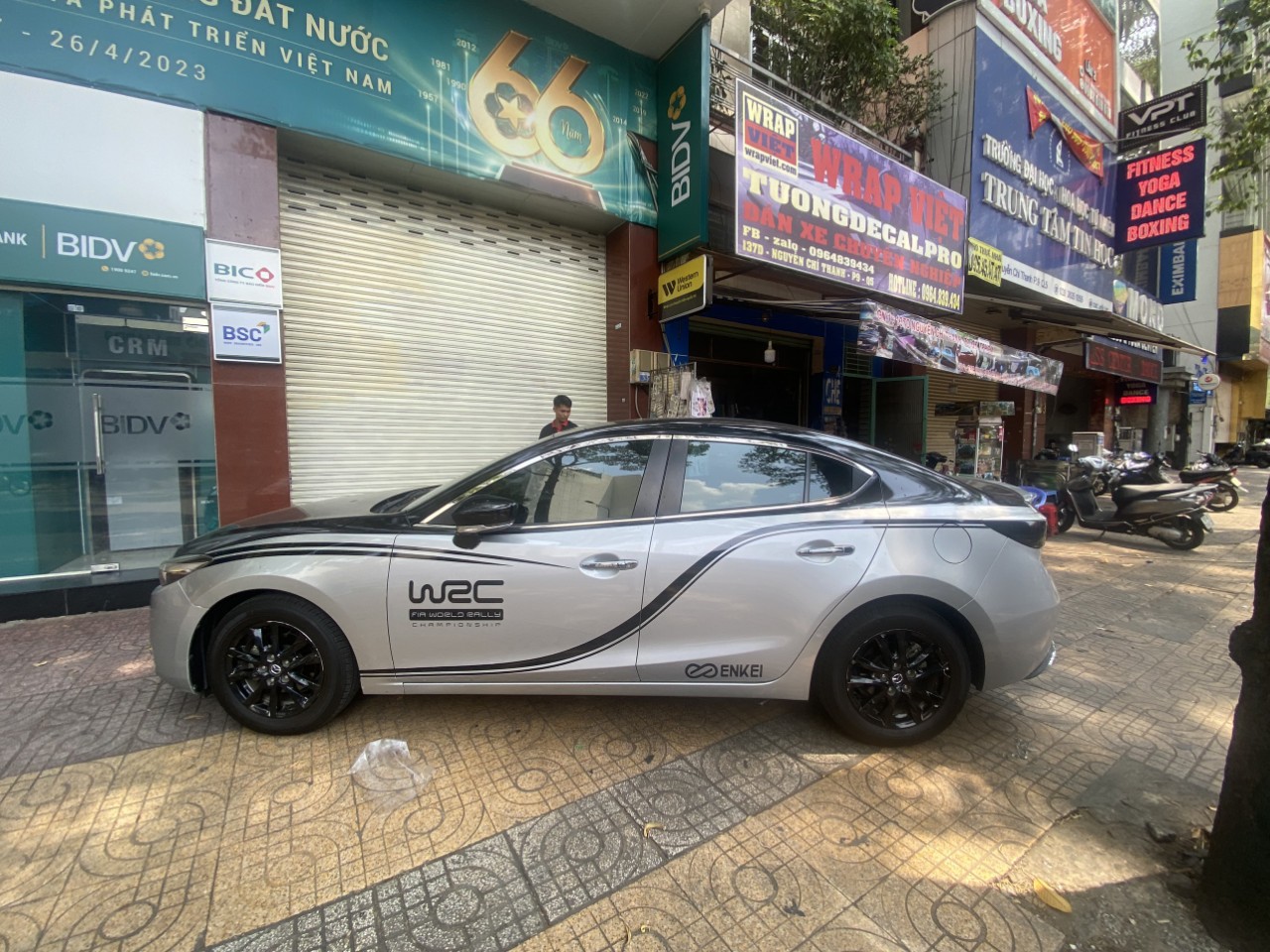 Mazda 3 wrap full 1/2 trên đen siêu bóng và lên tem cắt cực phẩm-wv271