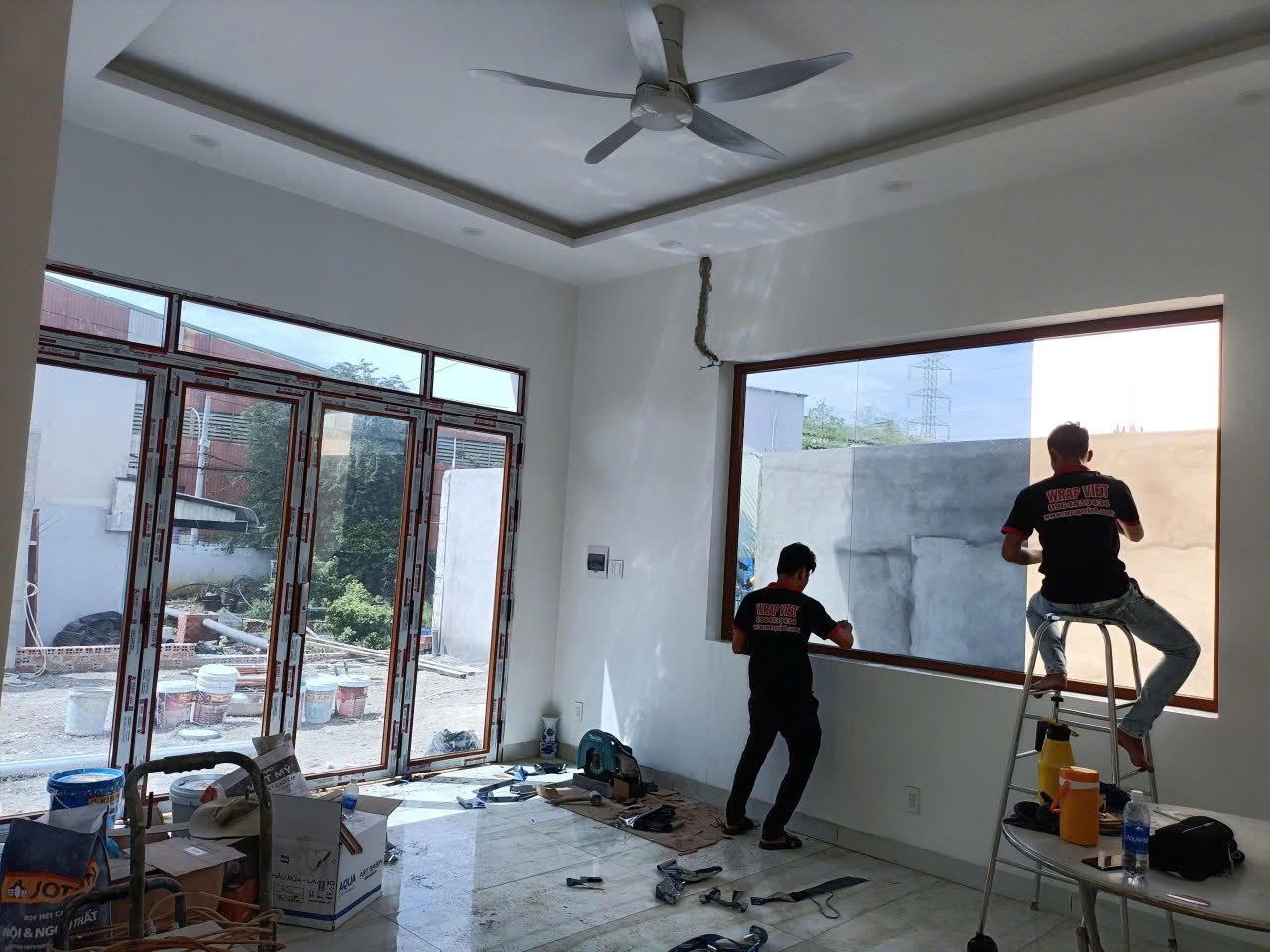 Thi công Dán kính thủy tăng độ mát chống chói chống nắng tăng độ mát riêng tư bên trong wrapviet nhận thi công trên mọi miền tổ quốc-wv265