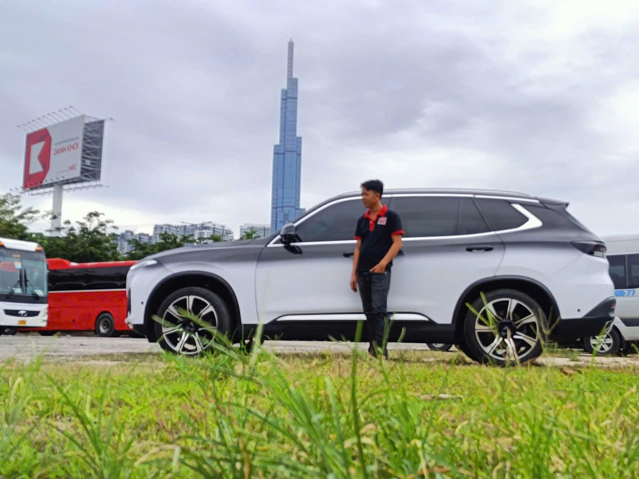 VinFast Lux SA2.0 wrap full đen chuyển trắng treo sở thích cua chủ xe-wv269