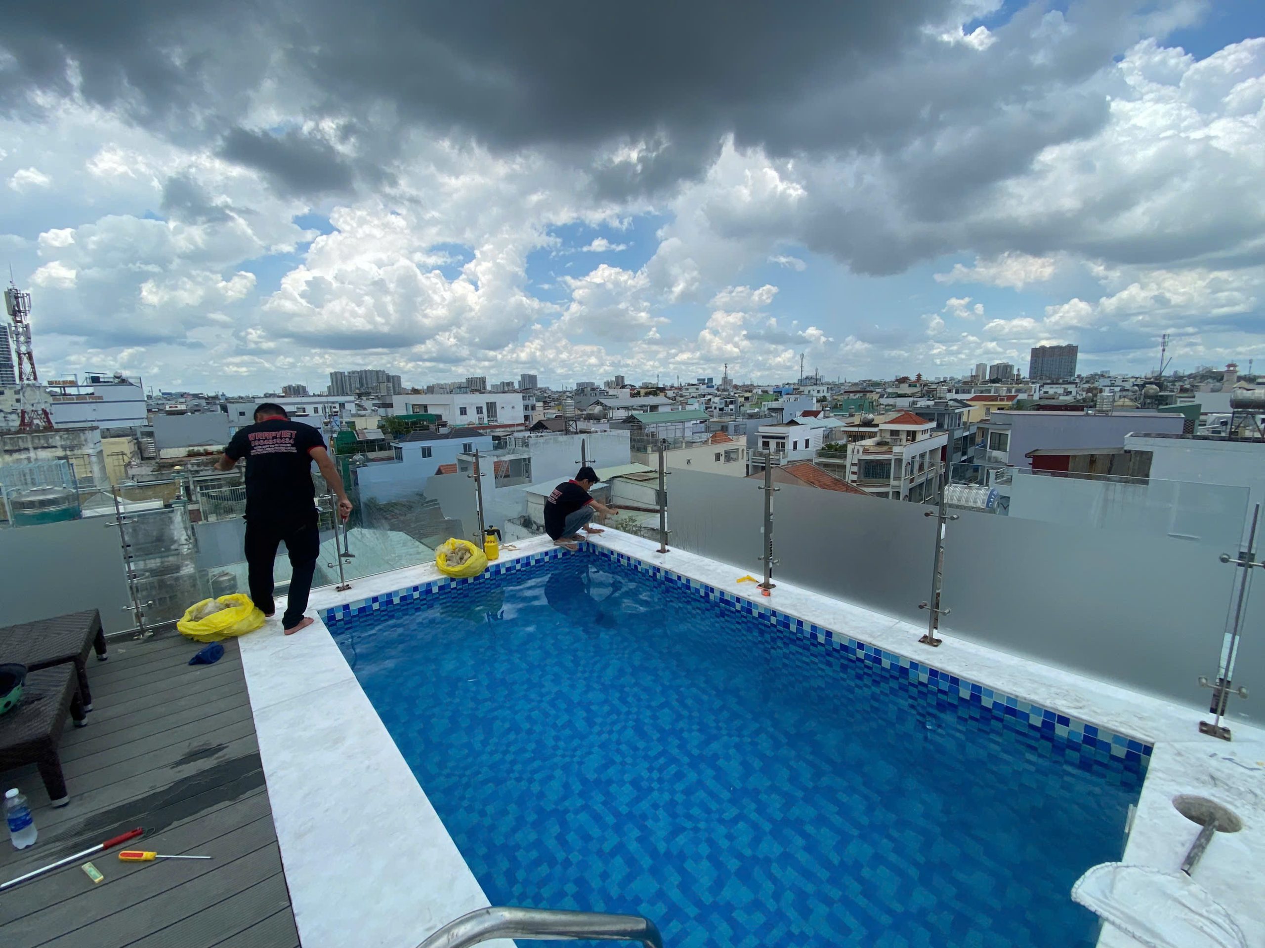 Thi công Dán kính thủy kính mờ tăng độ mát chống chói chống nắng tăng độ mát riêng tư bên trong wrapviet nhận thi công trên mọi miền tổ quốc-wv279