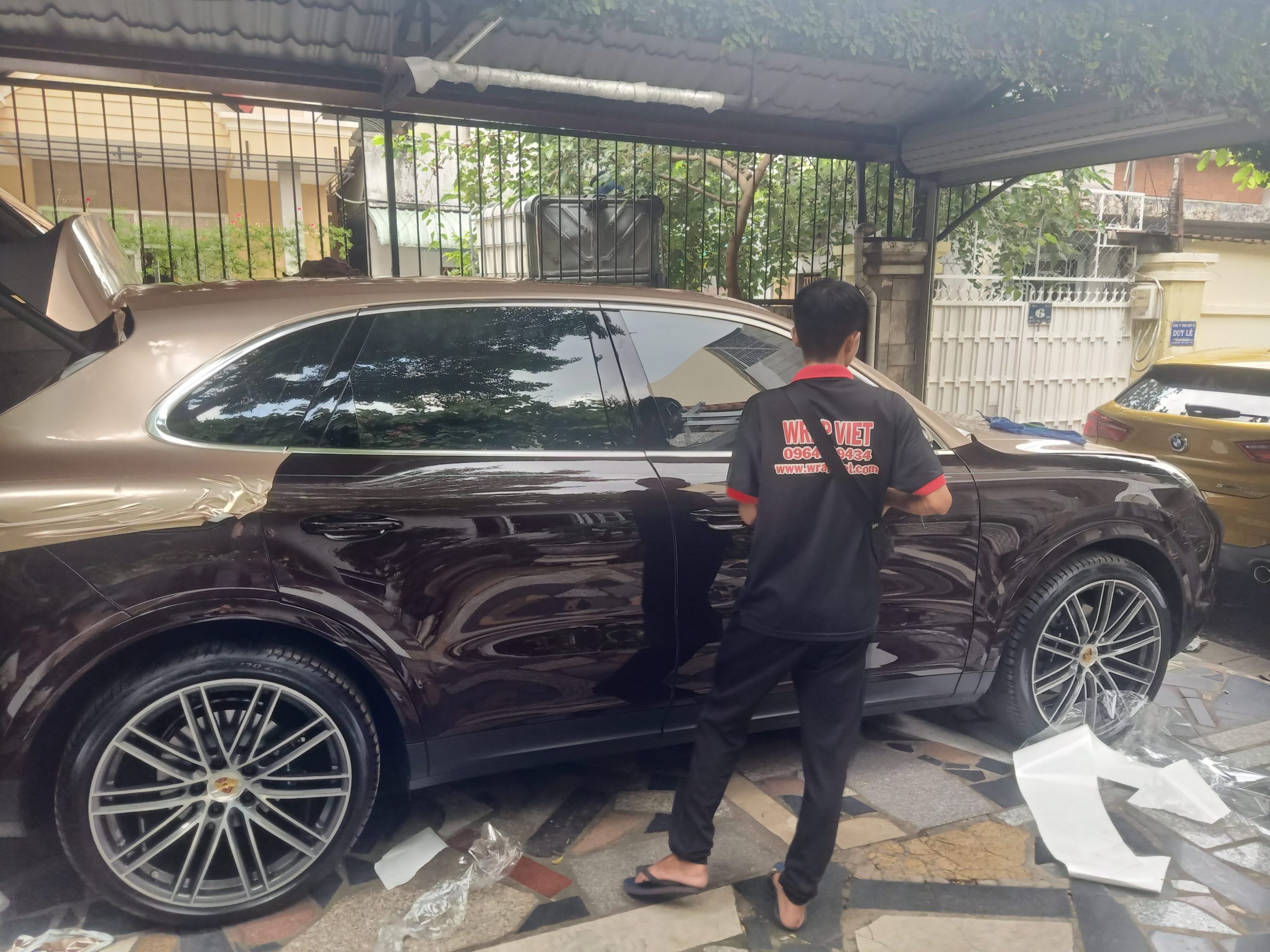 Porsche Cayenne wrap maybach vàng gold cao cấp theo yêu cầu dịch vụ tận nhà-wv298