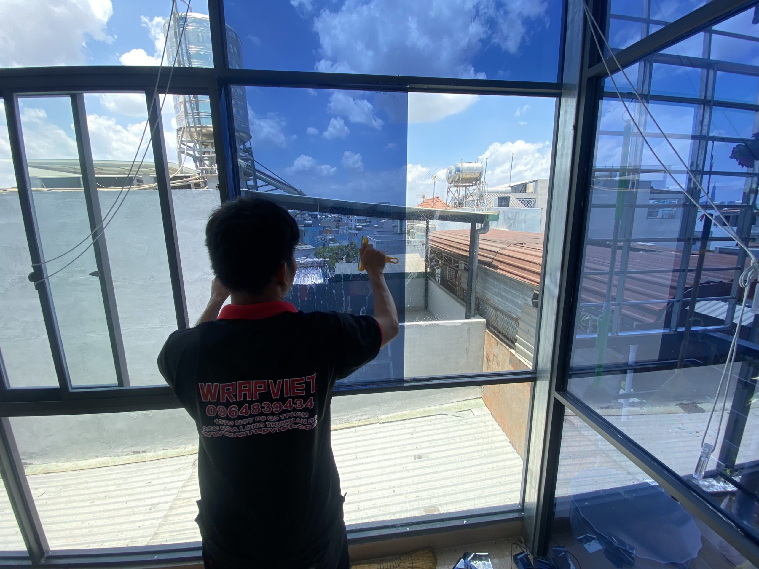 Thi công Dán kính thủy tăng độ mát chống chói chống nắng tăng độ mát riêng tư bên trong wrapviet nhận thi công trên mọi miền tổ quốc-wv293