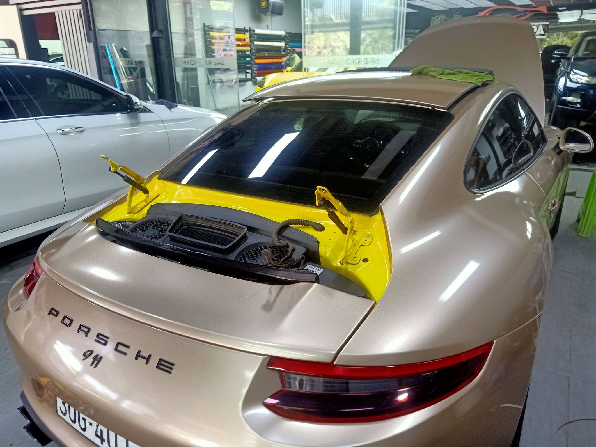 Porsche 911 wrap full màu vàng gold thi công hà nội wrapviet tự hào là thương hiệu chuyên wrap và tháo gỡ cho những xe độc tại TPHCM-wv306