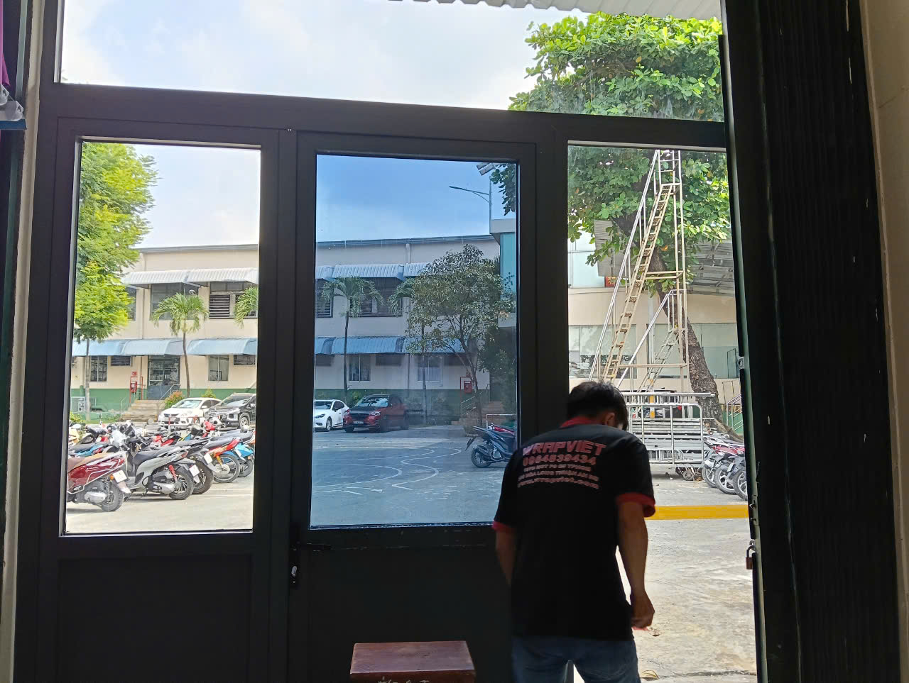 Thi công Dán kính thủy tăng độ mát chống chói chống nắng tăng độ mát riêng tư bên trong wrapviet nhận thi công trên mọi miền tổ quốc-wv316