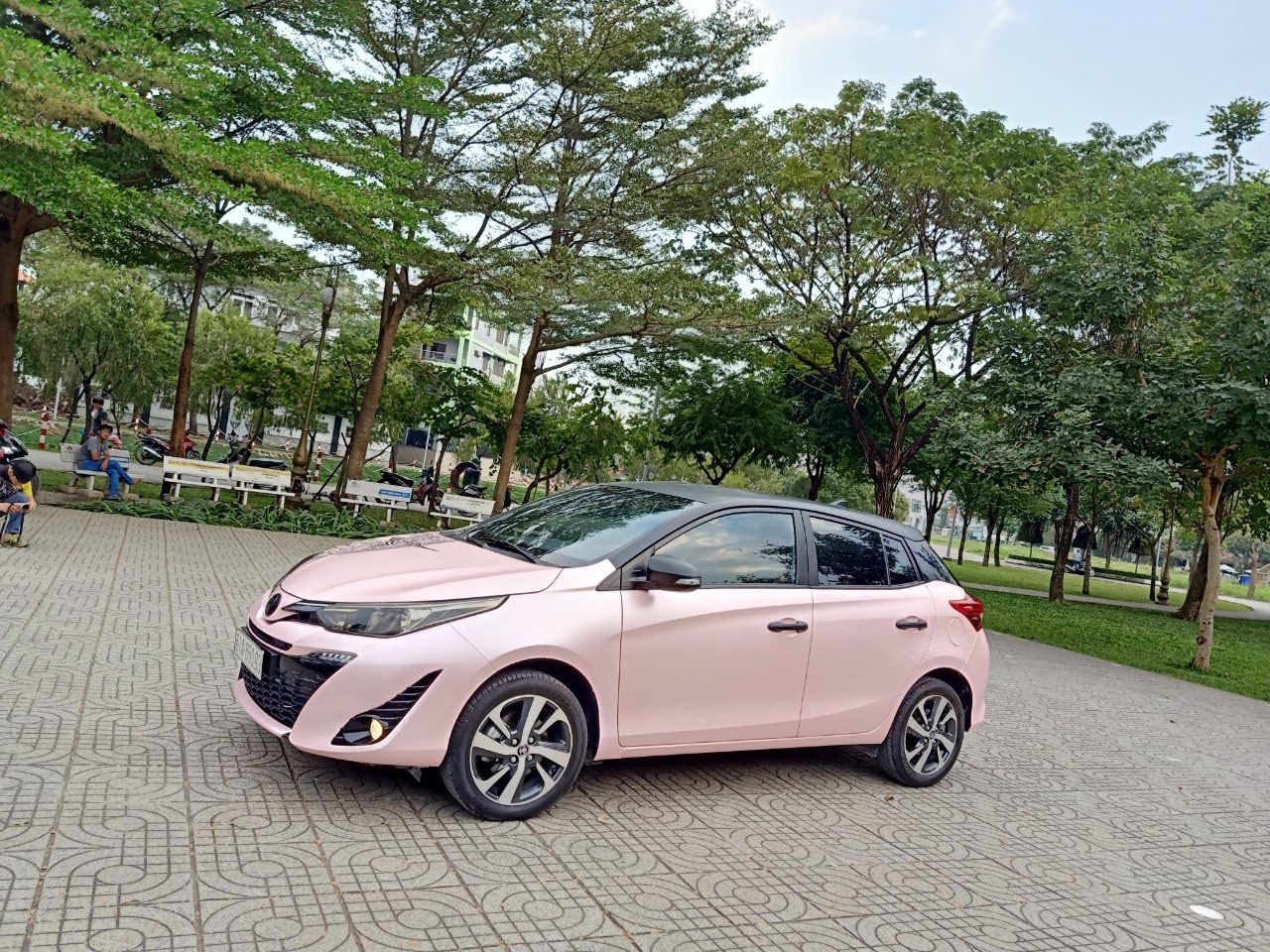 Toyota Yaris wrap full hồng mờ và lên nhẹ tem trống đồng-wv338