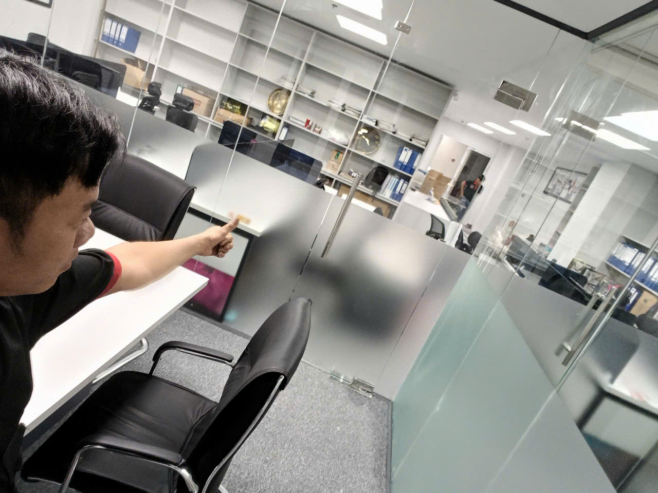 Thi công Dán kính mờ thiết kế logo cty dán kính thủy tăng độ mát chống chói chống nắng tăng độ mát riêng tư bên trong wrapviet nhận thi công trên mọi miền tổ quốc-wvw340