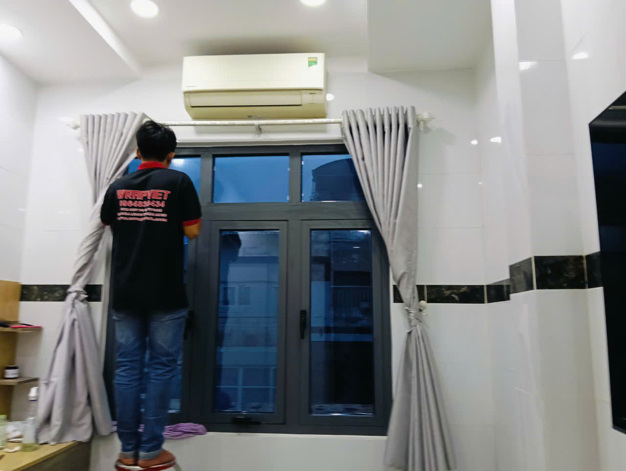 Thi công Dán kính thủy tăng độ mát chống chói chống nắng tăng độ mát riêng tư bên trong wrapviet nhận thi công trên mọi miền tổ quốc-wv346