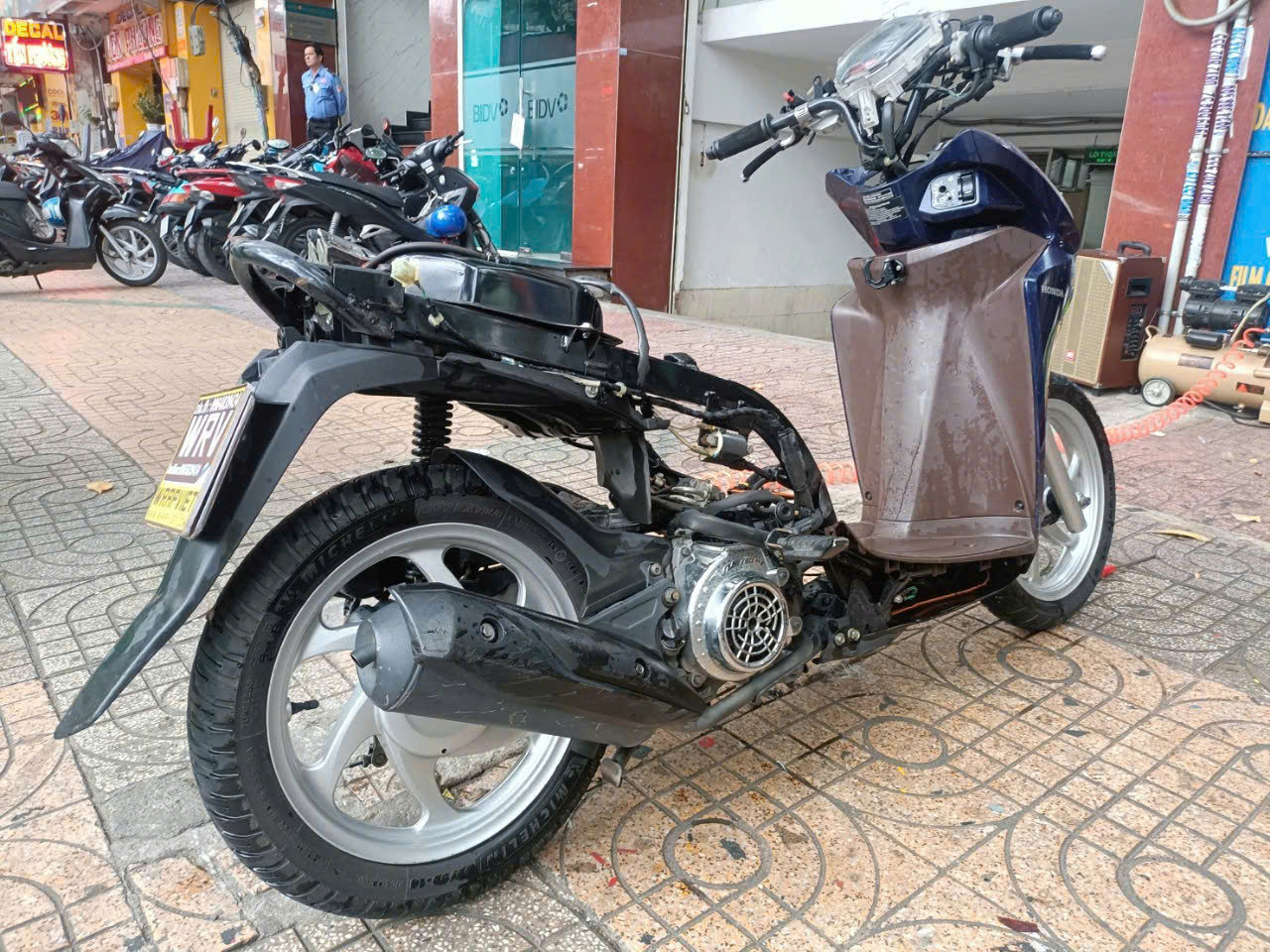 z6107212136319_d6caceedfdc04a27ac09c1adc23873ef