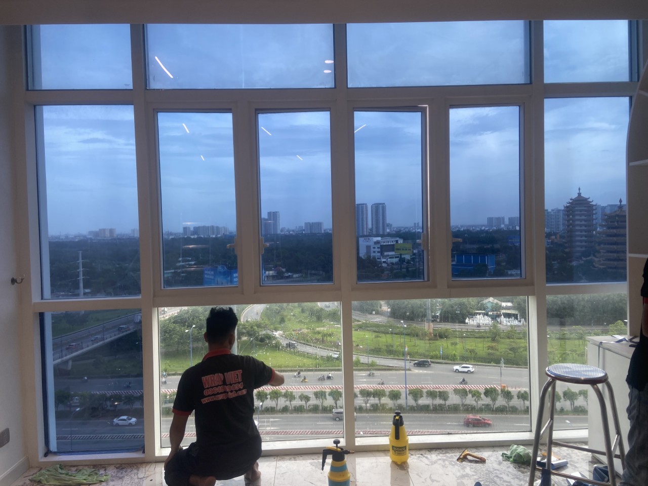 Thi công Dán kính thủy tăng độ mát chống chói chống nắng tăng độ mát riêng tư bên trong wrapviet nhận thi công trên mọi miền tổ quốc-wv381