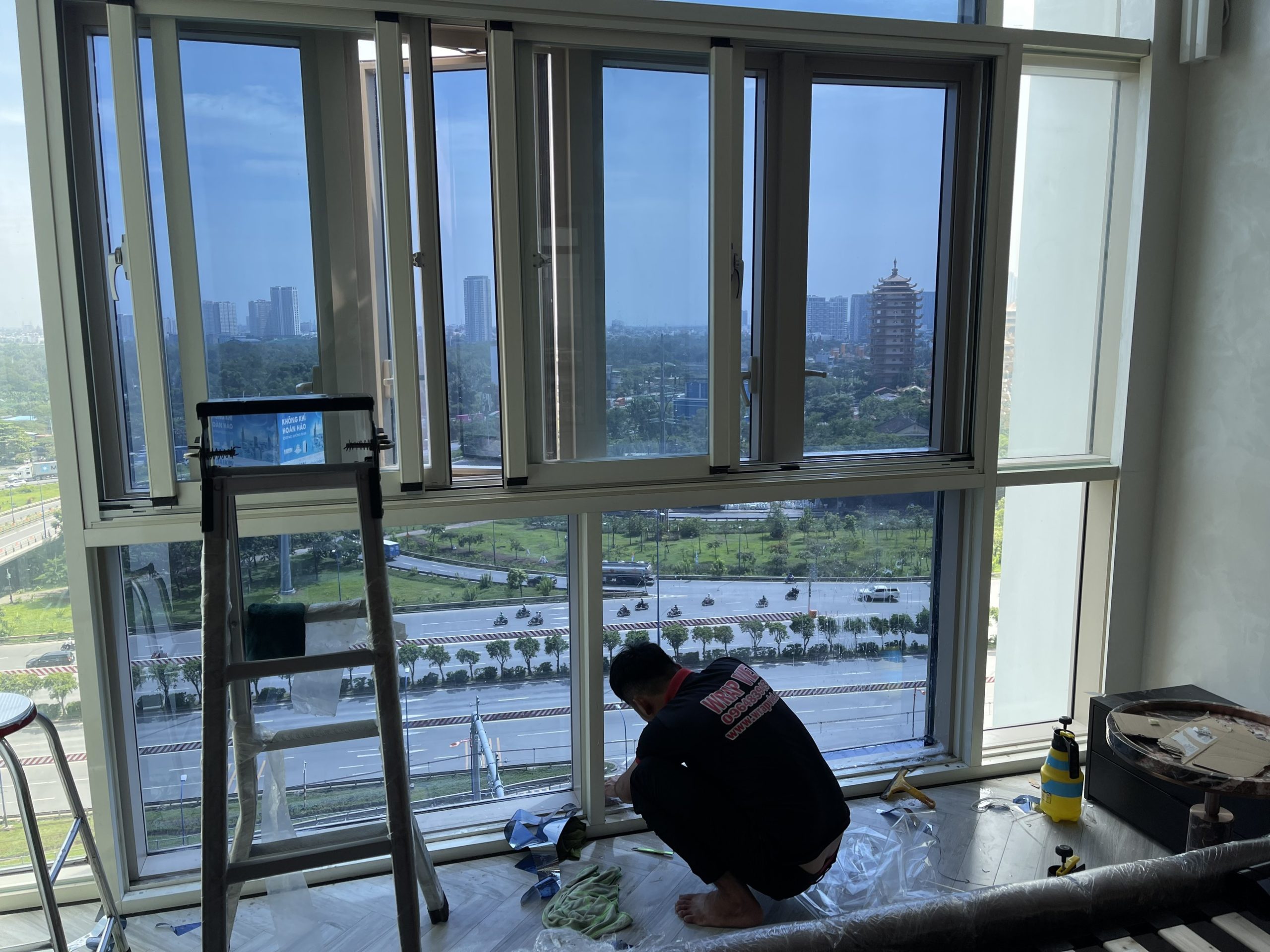 Thi công Dán kính thủy tăng độ mát chống chói chống nắng tăng độ mát riêng tư bên trong wrapviet nhận thi công trên mọi miền tổ quốc-wv372