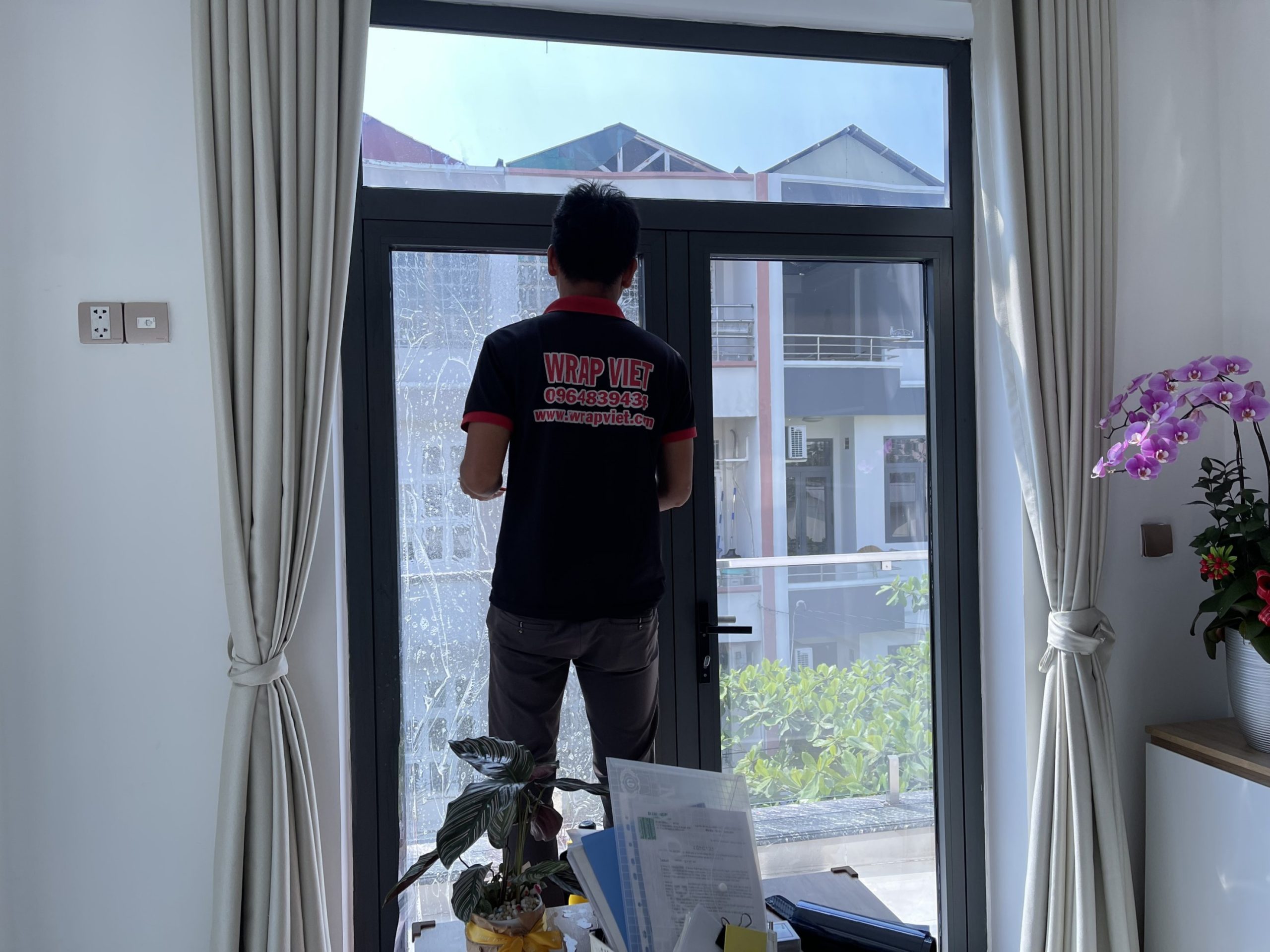 Thi công Dán kính thủy tăng độ mát chống chói chống nắng tăng độ mát riêng tư bên trong wrapviet nhận thi công trên mọi miền tổ quốc-wv376