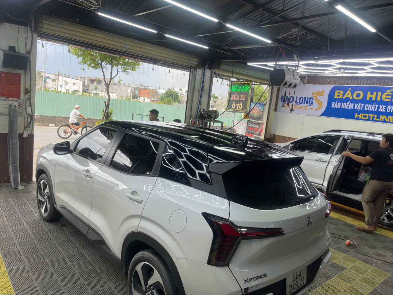 Mitsubishi Xforce wrap full 1/2 trên đen siêu bóng-wv401
