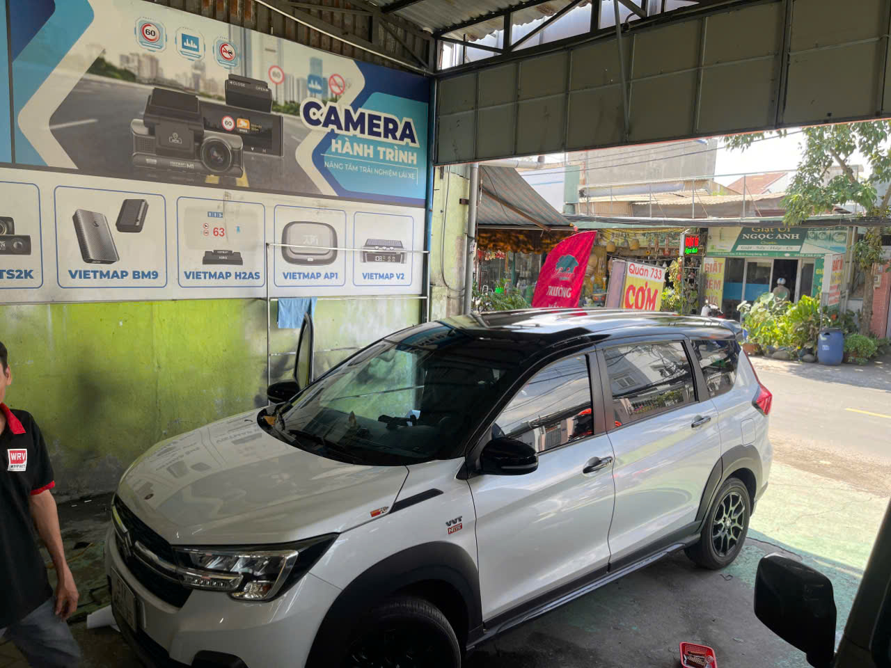 Vinfast VF3 và Suzuki XL7 wrap full 1/2 trên đen siêu bóng-wv406