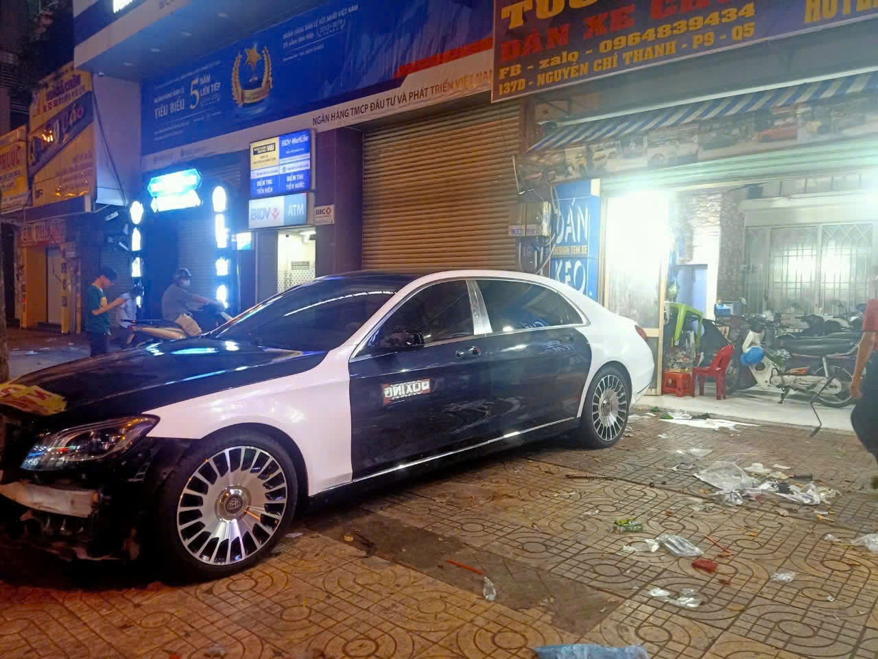 Mercedes maybach S650 wrap full trắng ánh kim phối đen siêu bóng có nhũ cao cấp wrapviet tự hào là thương hiệu chuyên wrap và tháo gỡ cho những xe độc tại TPHCM-wv374