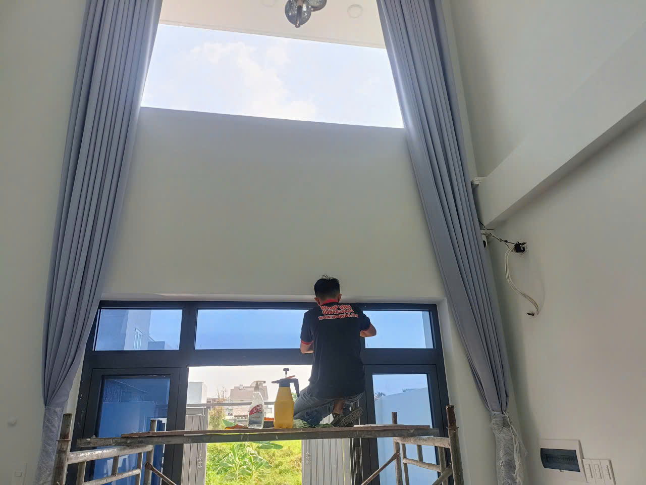 Thi công Dán kính thủy tăng độ mát chống chói chống nắng tăng độ mát riêng tư bên trong wrapviet nhận thi công trên mọi miền tổ quốc-wv366