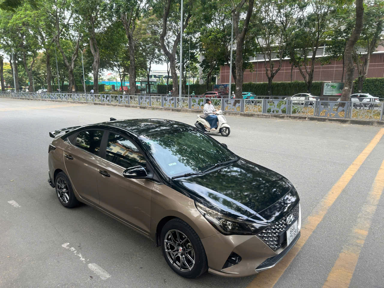 Hyundai Accent wrap 1/2 trên đen siêu bóng-wv459