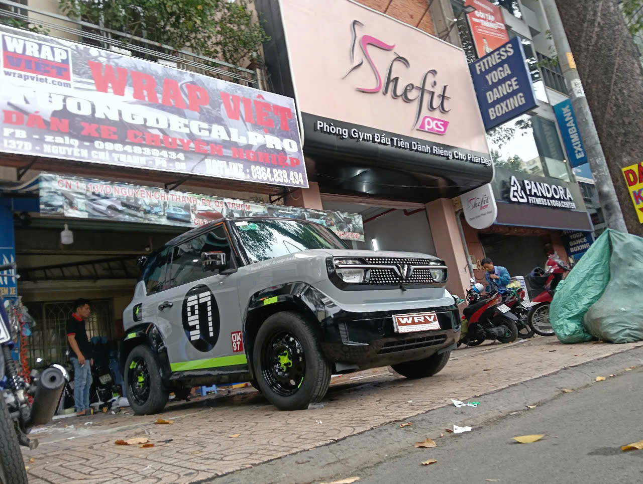 VinFast VF 3 wrap full 1/2 trên đen siêu bóng và lên tem theo yêu cầu-wv478