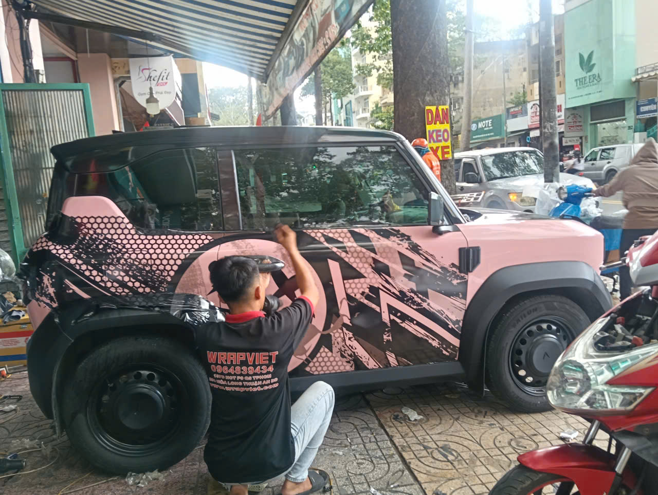 VinFast VF 3 wrap full 1/2 trên carbon 6d ánh 7 màu khi ra nắng và có ánh đèn chiếu vào lên tem theo yêu cầu-wv482