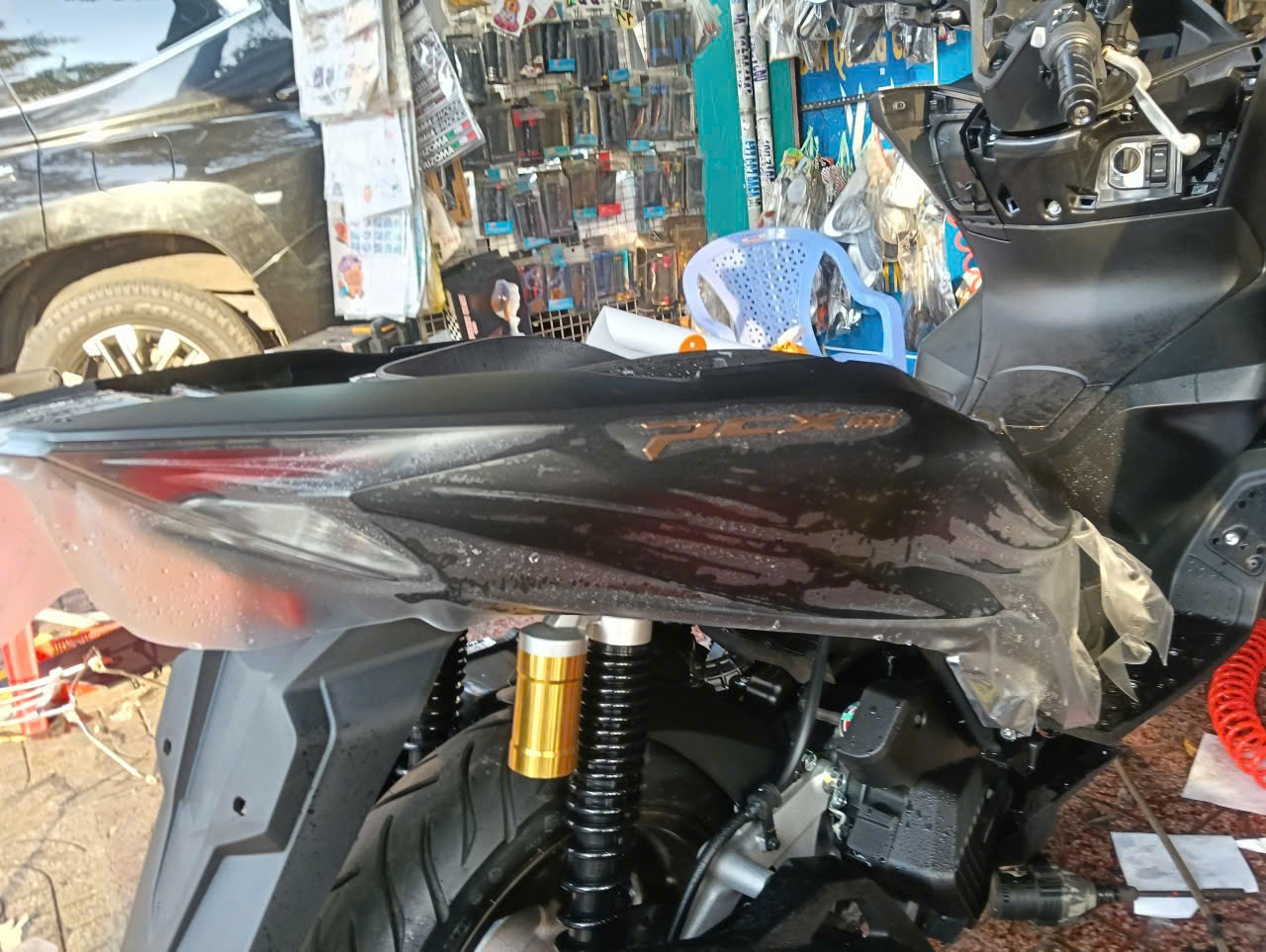 PCX wrap full ppf x cao cấp tăng độ bóng bảo vệ sơn chống trầy xước ( khách hàng cần lưu ý ppf có rất nhiều loại có loại ppf còn rẻ hơn cả keo trong 3 lớp của wrapviet ạ )-wv490