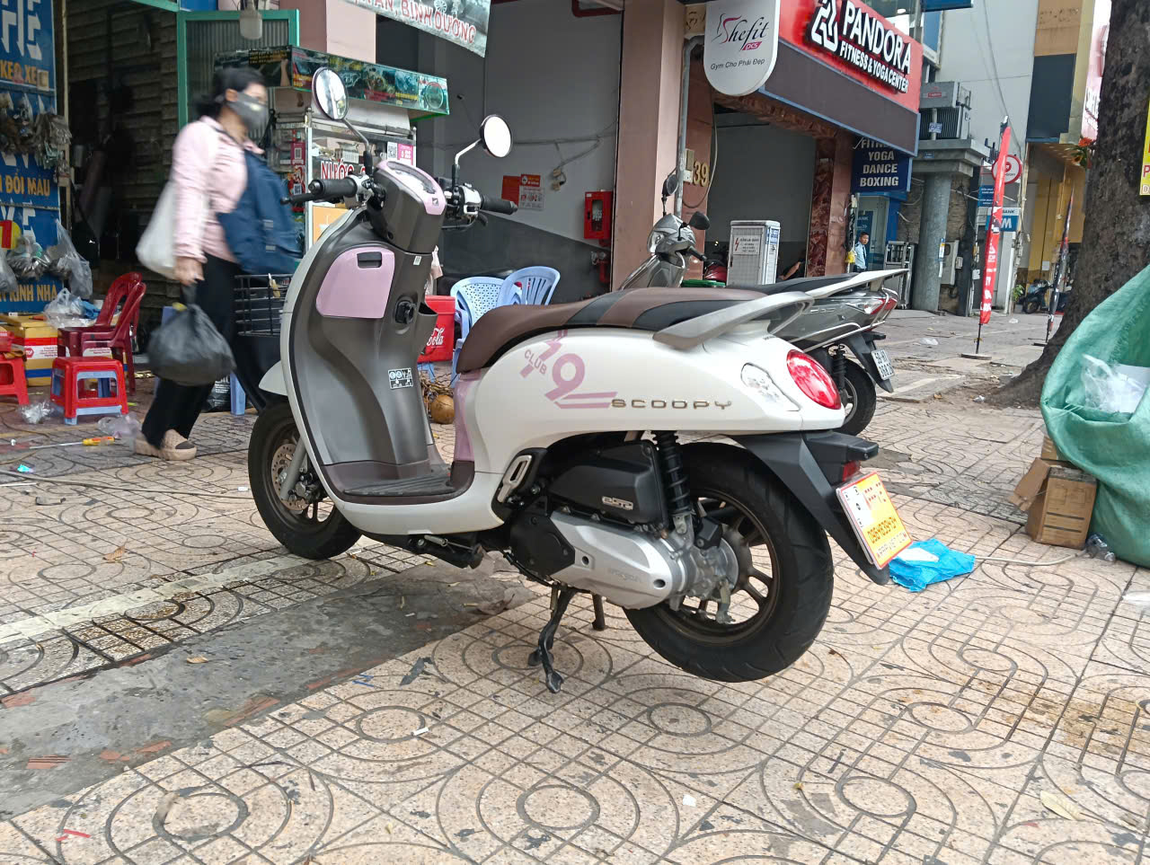 Scoopy dán trong 3lop wrap phối hồng và lên tem cắt hồng cao cấp theo yêu cầu -wv506