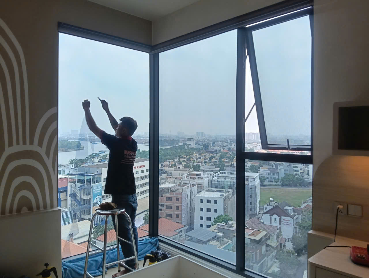 Thi công thiết kế logo dán kính mờ kính thủy tăng độ mát chống chói chống nắng tăng độ mát riêng tư bên trong wrapviet nhận thi công trên mọi miền tổ quốc-wv568