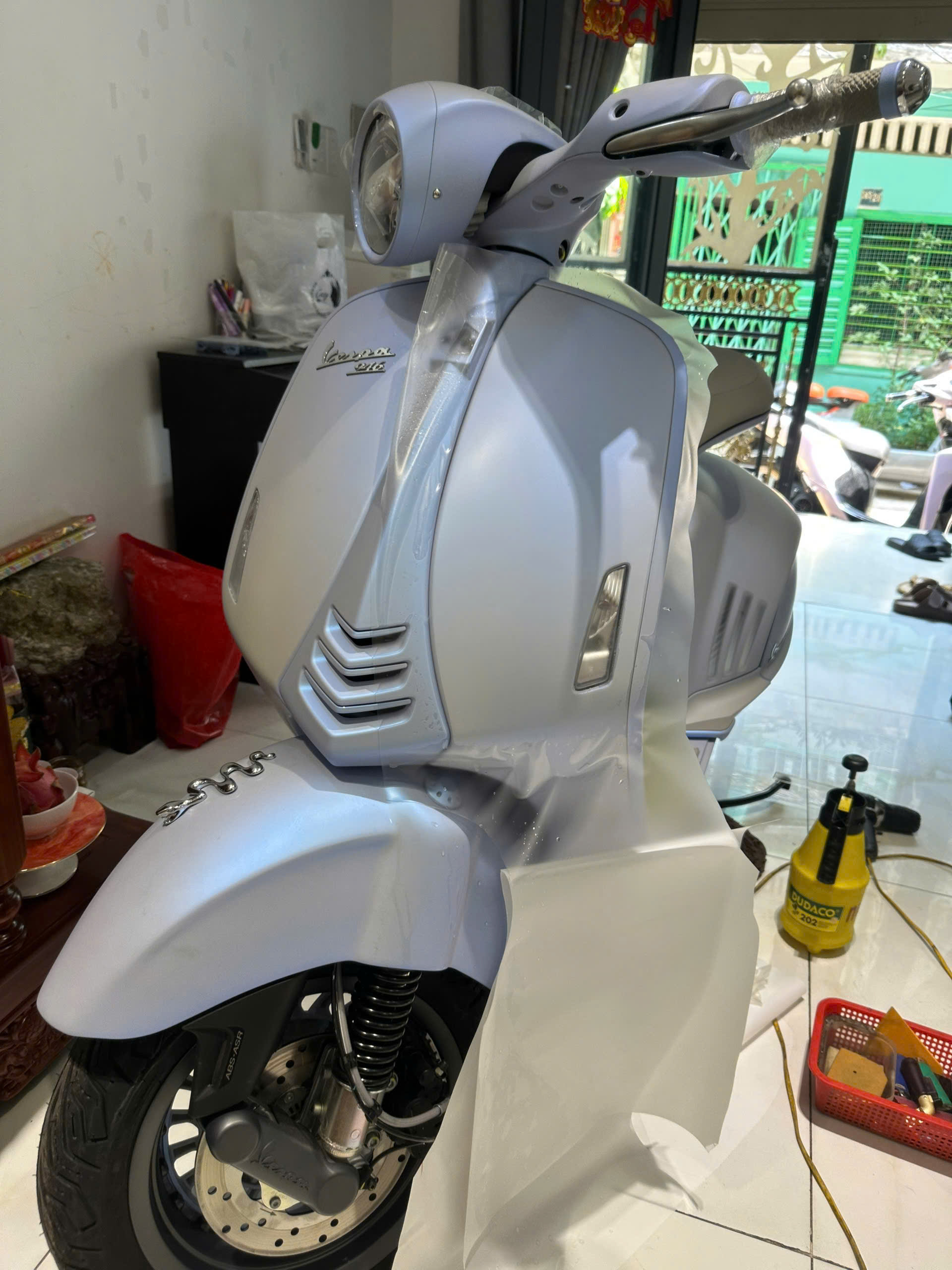 Vespa 946 wrap full ppf mờ cao cấp tăng độ bóng bảo vệ sơn chống trầy xước ( khách hàng cần lưu ý ppf có rất nhiều loại có loại ppf còn rẻ hơn cả keo trong 3 lớp của wrapviet ạ )-w576