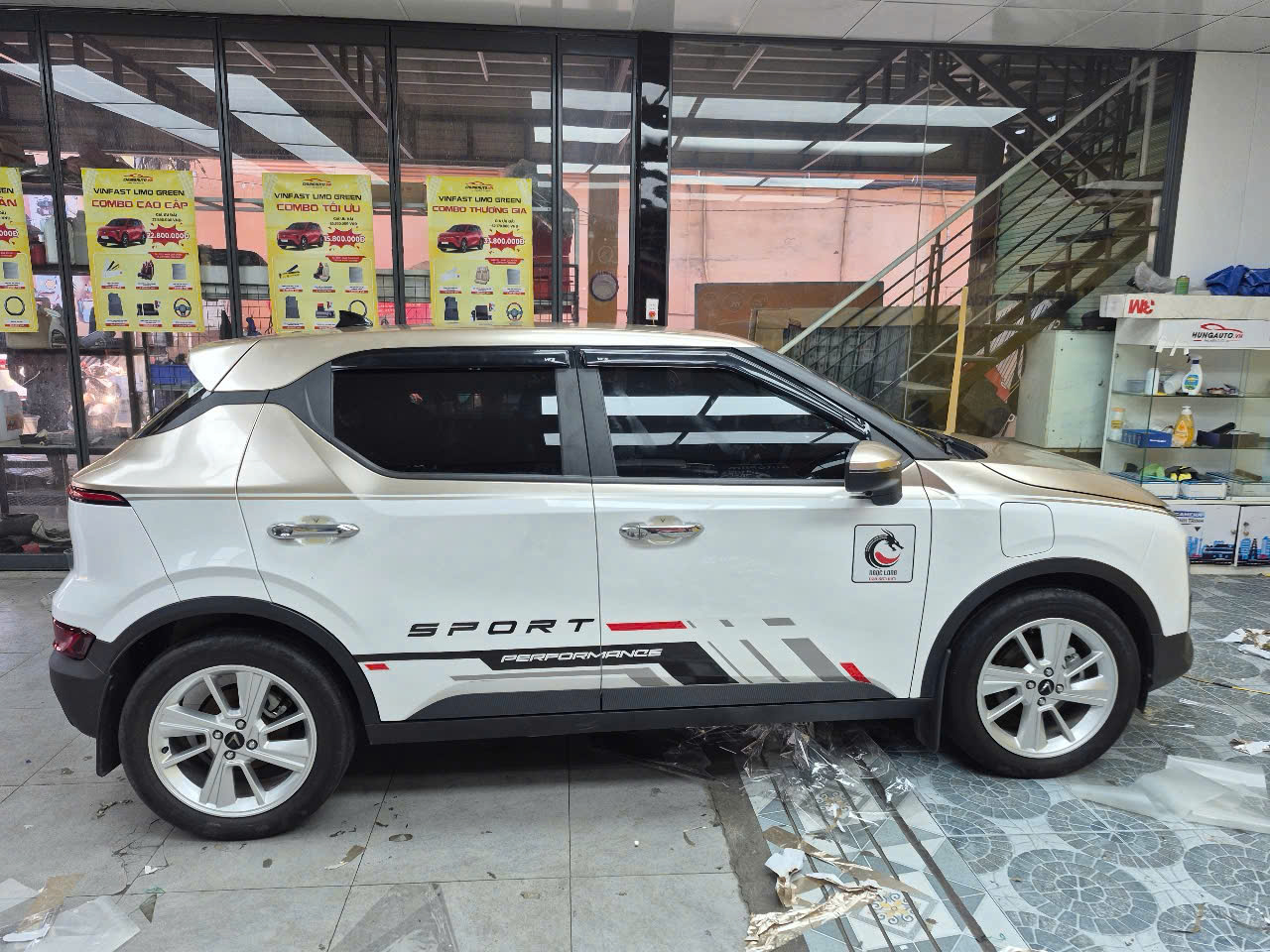 VF 5 wrap maybach gold đậm bóng có nhũ theo yêu cầu -wv589
