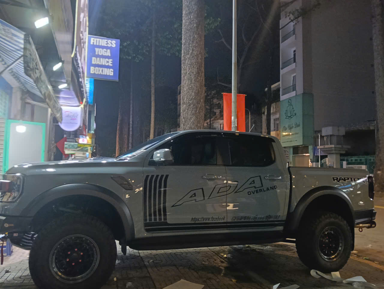 Ford Ranger Raptor wrap full ppf lên tem theo yêu cầu tpu bóng cao cấp tăng độ bóng bảo vệ sơn chống trầy xước ( khách hàng cần lưu ý ppf có rất nhiều loại có loại ppf còn rẻ hơn cả keo trong 3 lớp của wrapviet ạ )-wv596
